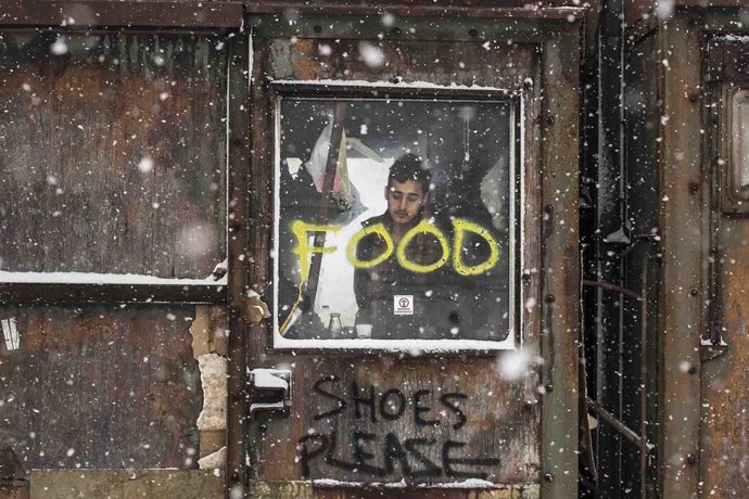 Un joven asomado en la ventana de un vagón abandonado cerca de la Estación Centr
