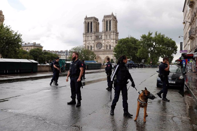 Un hombre es abatido por la policía en Notre Dame, París