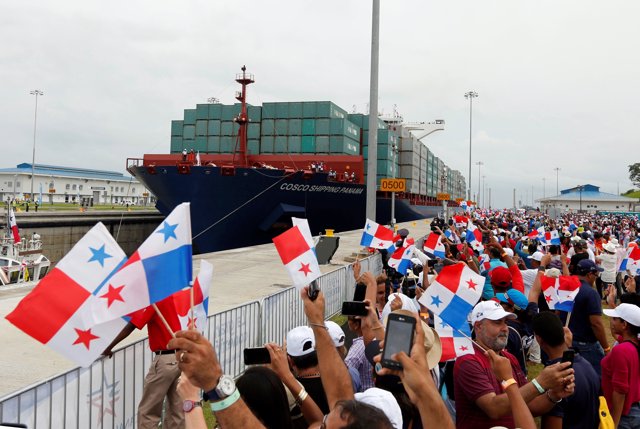 Barco cruzando la nueva ampliación del Canal de Panamá