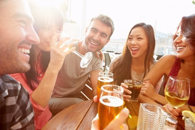 Jóvenes, beber alcohol, tarde, amigos