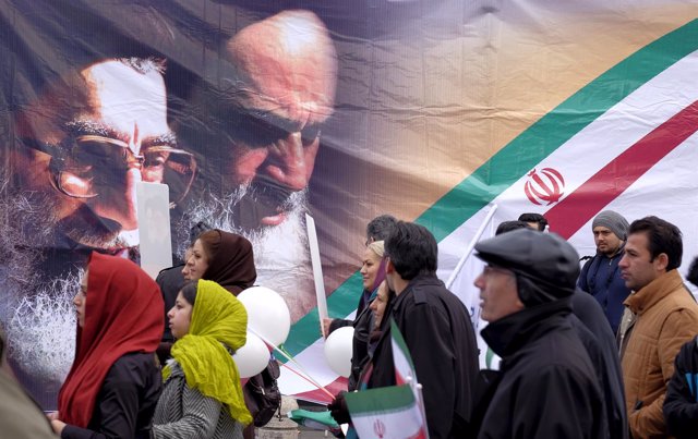 Iraníes paseando por Teherán