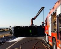 Dos heridos y la AP-7 cortada en Sagunto tras chocar un camión con hidróxido de potasio con un coche