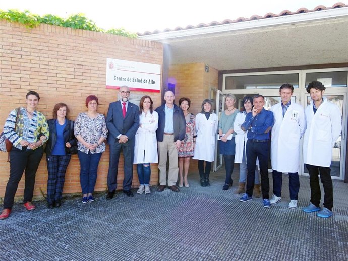 Domínguez con el equipo del centro de salud de Allo