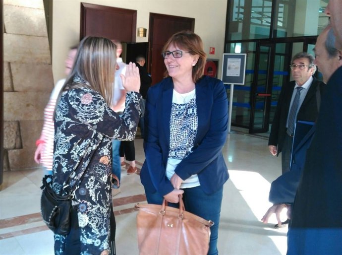 La consejera Pilar Varela charla con Mónica Oviedo.