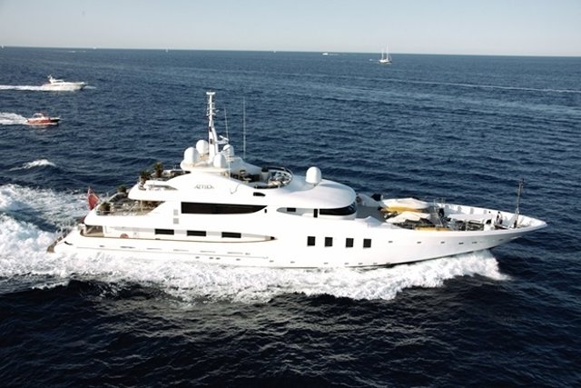 Yate De Lujo Navegando