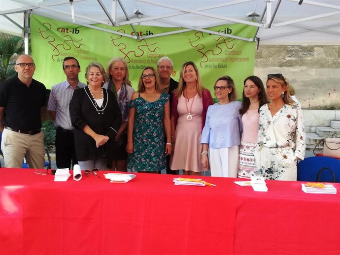 Gómez en carpa de donaciones