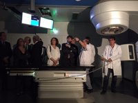 Puigdemont y Colau ensalzan la "colaboración" al abrir el nuevo edificio del Hospital del Mar