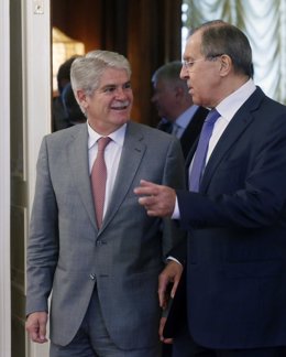 Alfonso Dastis con Lavrov en su viaje a Rusia