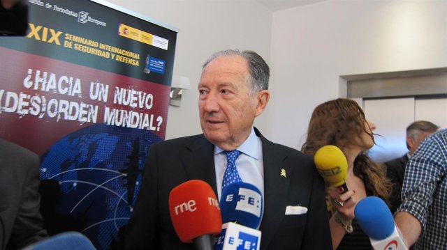 Sanz Roldán atiende a los medios                          