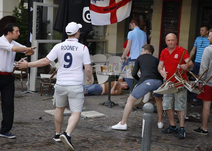 Afición inglesa provoca disturbios en Lille en la Eurocopa 2016