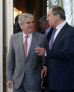Alfonso Dastis con Lavrov en su viaje a Rusia