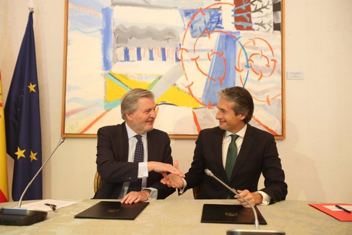 Íñigo de la Serna e Íñigo Méndez de Vigo firman un convenio