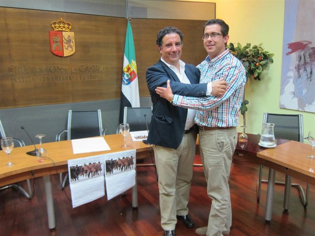 El alcalde de Marvâo y el de Valencia de Alcántara se abrazan