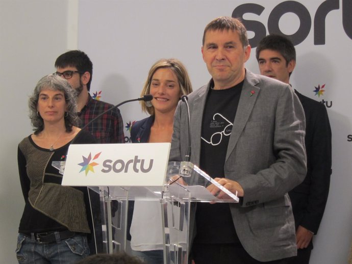 Arnaldo Otegi y Miren Zabaleta en San Sebastián.          