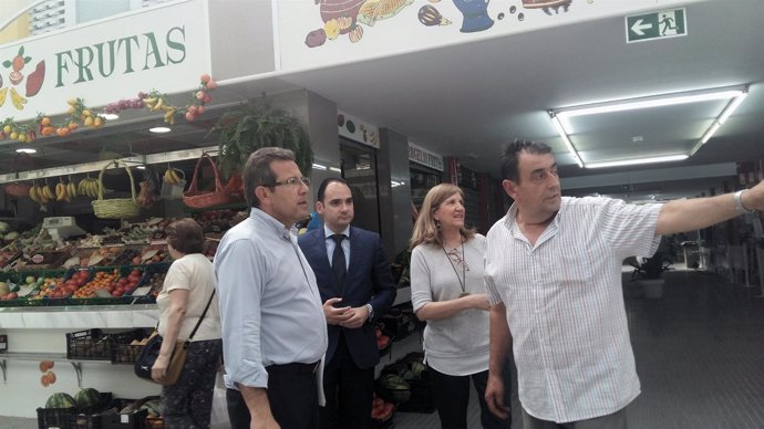 Díaz, Belmonte y Navarro visitan los mercados municipales