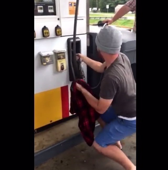 Una serpiente se esconde en un surtidor de una gasolinera de Georgia
