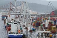 Segunda jornada de paros sin incidencias en el Puerto de Vigo, donde un solo barco ha descargado mercancía