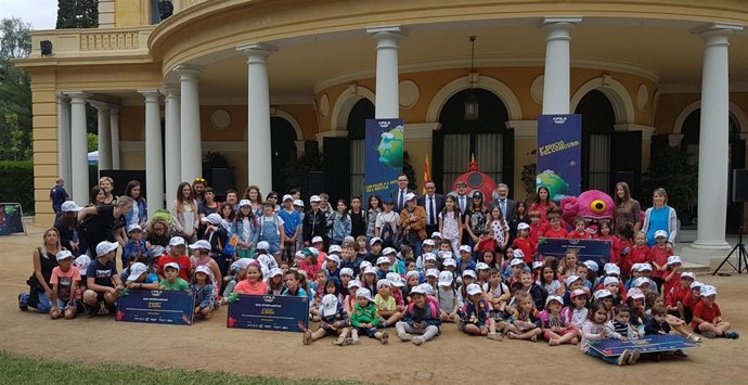 El conseller Rull con las escuelas premiadas en la III edición de Apilo XII