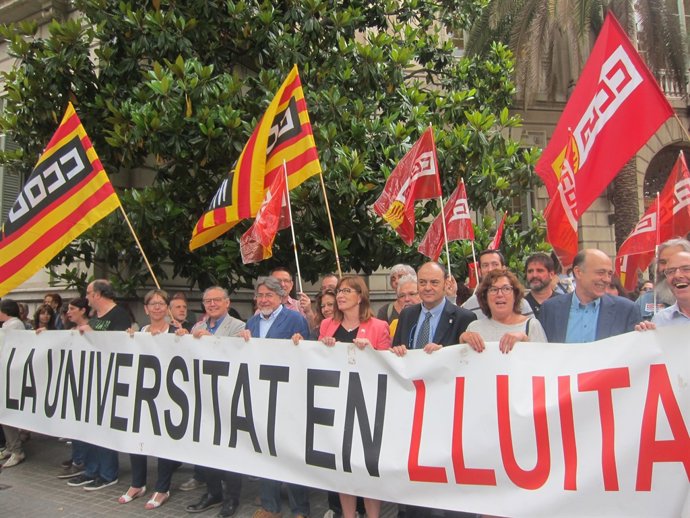 Concentració sindical amb equips de govern d'universitats a Barcelona