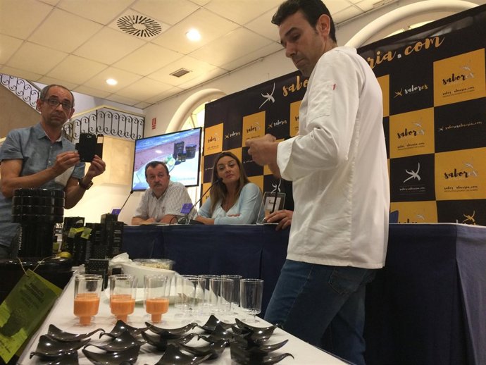 El chef Marcos Quintero preparando Salmorejo de Maíz, con Perlas de AOVE.