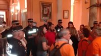 Desalojados del Consistorio los exeventuales de Lipasam y ediles de Participa e IU tras una protesta sorpresa