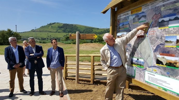 Inauguración del nuevo paseo y recorridos en la playa de Muskiz
