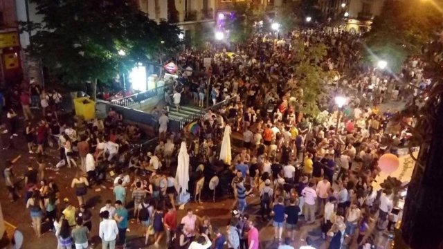 Botellón de multitud de jóvenes durante el Orgullo Gay