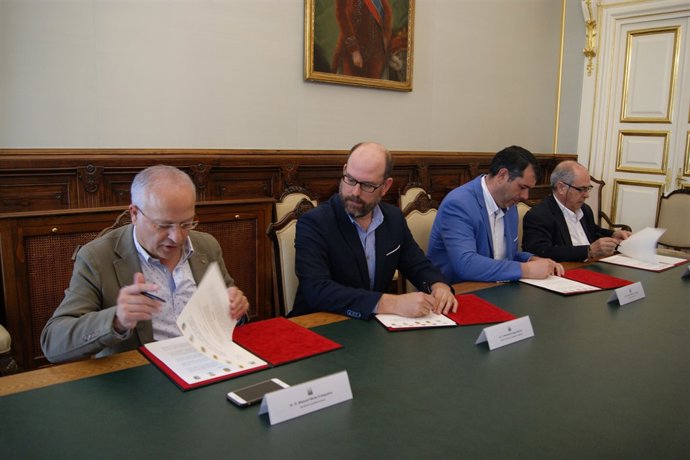 Firma del convenio para la Vía Verde Santiago-Cerceda.