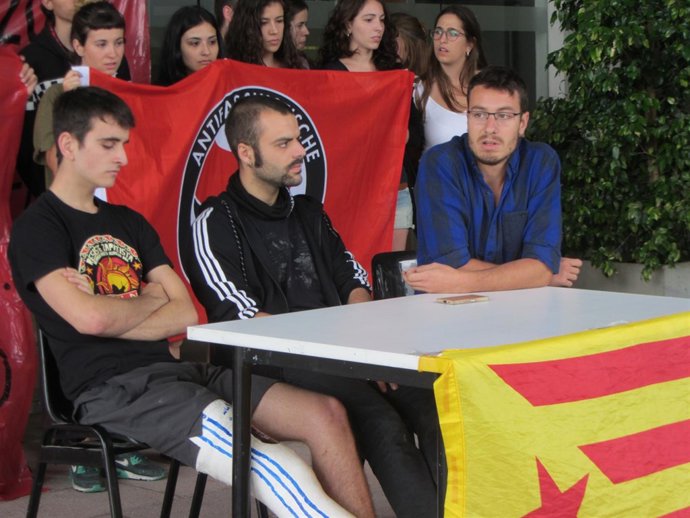 Los tres estudiantes denunciados por SCC a las puertas del Rectorado de la UAB 
