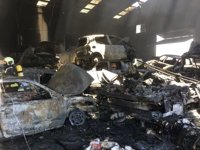 Un incendio en un desguace de Granada deja al menos 40 vehículos calcinados