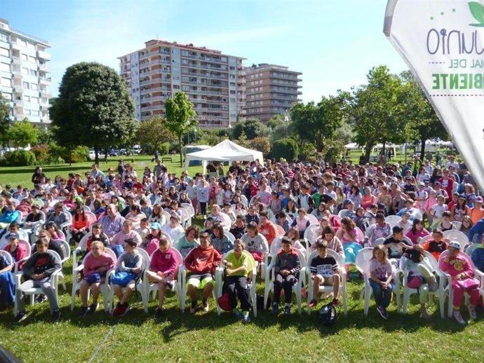 Escolares participantes en el Día Mundial del Medio Ambiente en Laredo