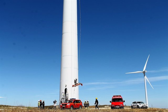 Los bomberos de la DPZ han realizado un simulacro en un aerogenerador 