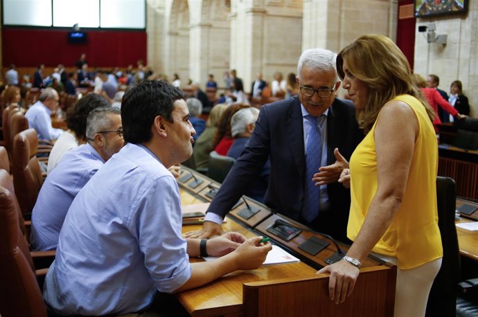 Susana Díaz, Mario Jiménez y Jiménez Barrios, en el Parlamento