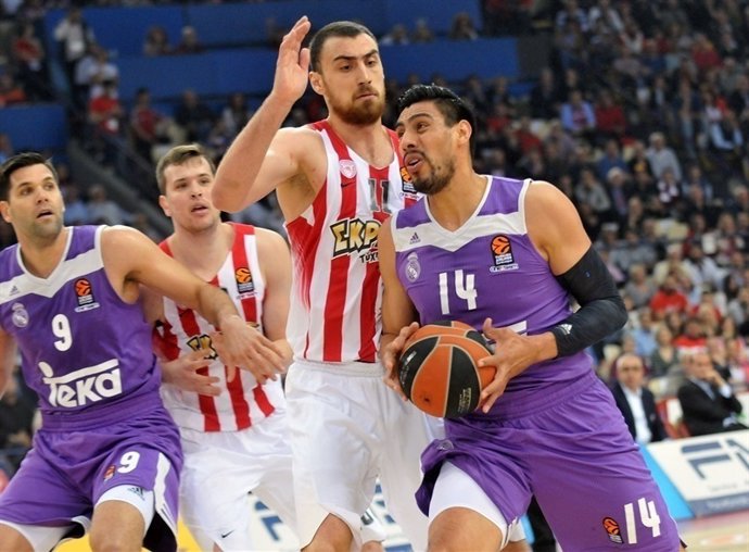 Gustavo Ayón en un Olympiacos-Real Madrid