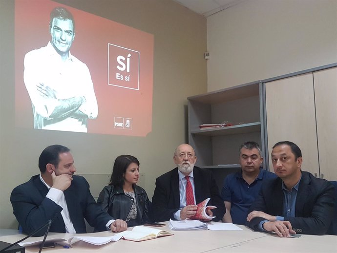 El equipo de Pedro Sánchez en la oficina del candidato