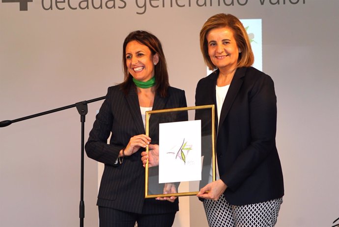 La ministra Fátima Báñez y la presidenta de la FEHM, Inmaculada de Benito