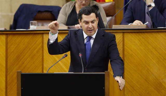 El presidente del PP-A, Juanma Moreno, en el Pleno del Parlamento 