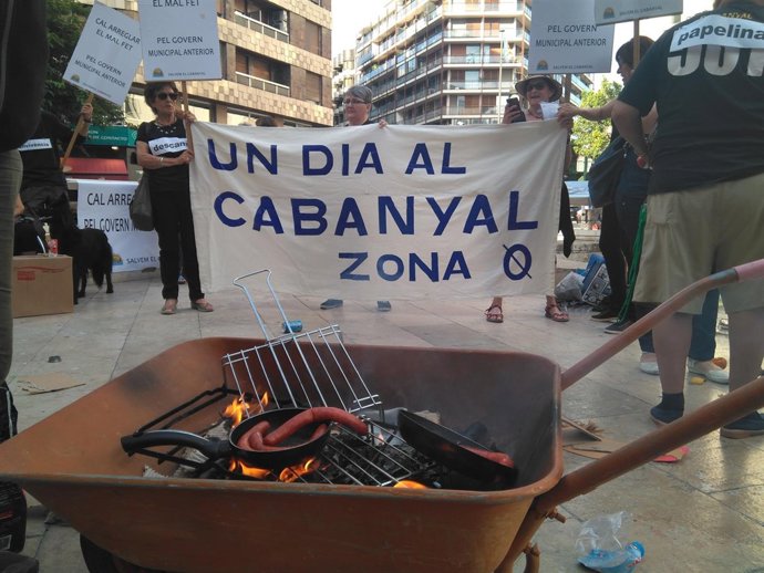 Concentración de Salvem el Cabanyal en la plaza de los Pinazos