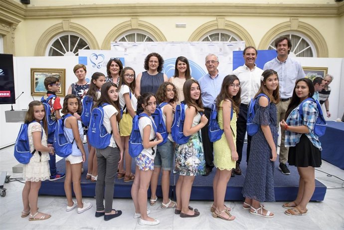 Los doce premiados de 'Almería Juega Limpio' 2017, con sus regalos.