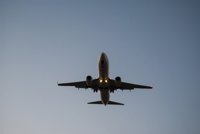 EEUU estudia extender a otros 71 aeropuertos las restricciones de aparatos electrónicos en vuelo