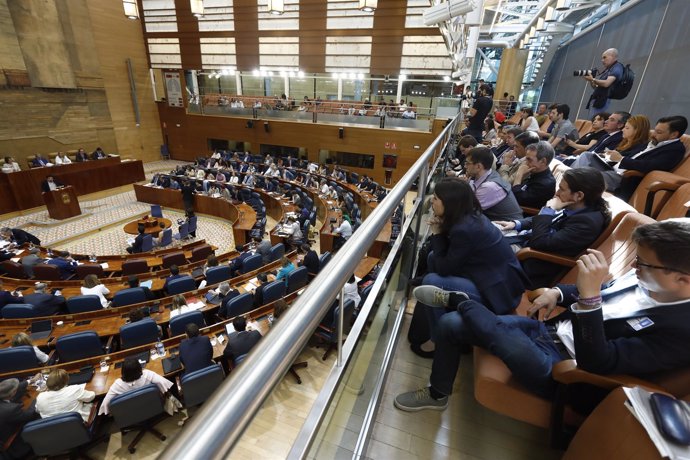 Pablo Iglesias, Irene Montero y Monedero siguen el debate de la moción