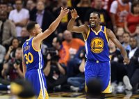 Durant conquista Cleveland y deja a los Warriors al borde del anillo