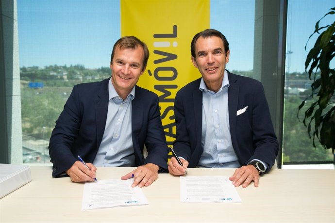 Firma del acuerdo entre MásMóvil y Ericsson España