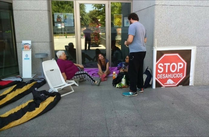 Acampada de la madre del niño con parálisis que va a ser desahuciada en Leganés