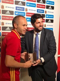 El presidente de Murcia entrega al capitán de la Selección Española una cruz de Caravaca, con motivo Año Jubilar