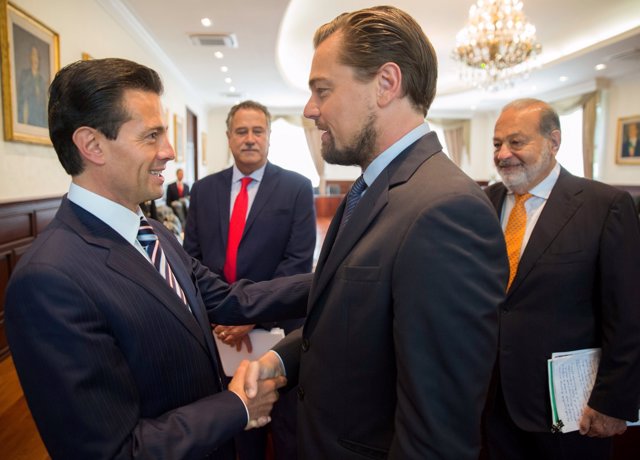 Mexico's President Enrique Pena Nieto (L) shakes hands with actor Leonardo DiCap