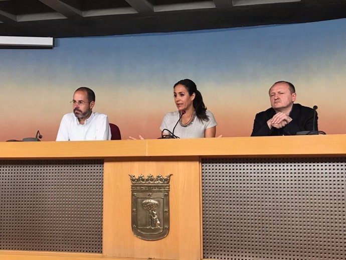 Begoña Villacís con ediles de su grupo en rueda de prensa