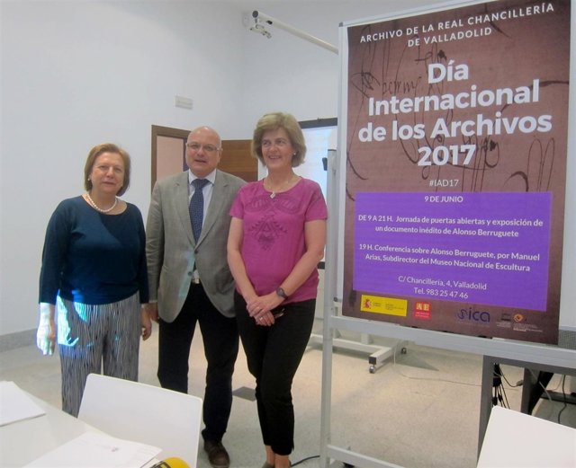 Cristina Emperador, el subdelegado  y Julia Rodríguez.                         