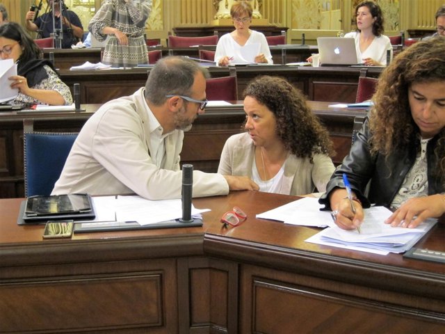 Biel Barceló y Catalina Cladera conversan momentos antes del pleno del Parlament