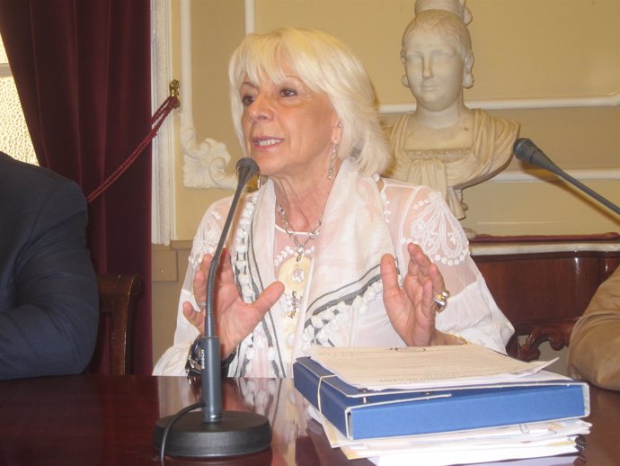 La alcaldesa de Cádiz en funciones, Teófila Martínez, en rueda de prensa